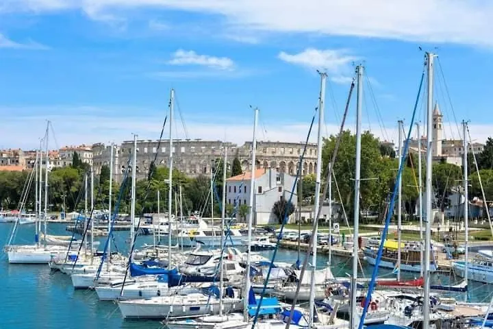 Be Free-Central-Free Parking-Garden-Bbq Pula 0*,  Kroatien